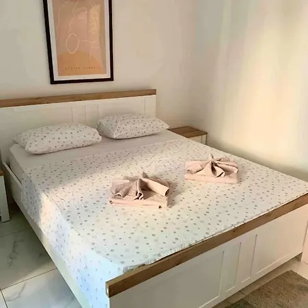 Verano Studio Steps From Kolovare Beach Апартаменти