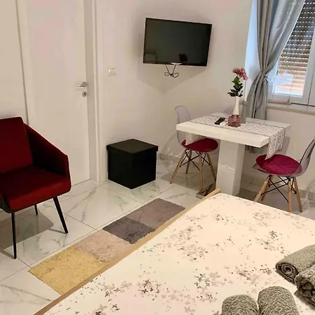 Verano Studio Steps From Kolovare Beach Апартаменти