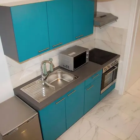 Verano Studio Steps From Kolovare Beach Апартаменти