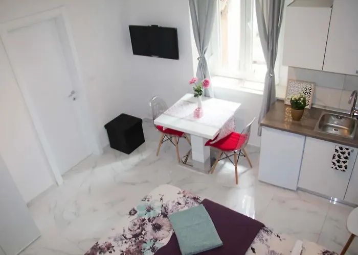 Verano Steps From Kolovare アパート *