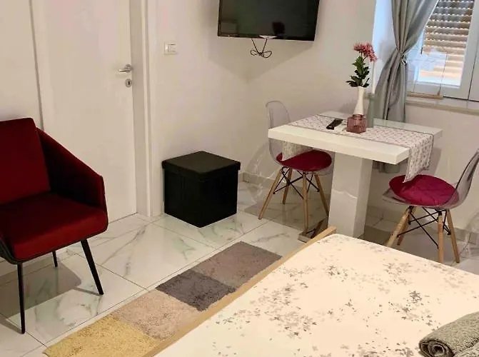 Verano Steps From Kolovare アパート