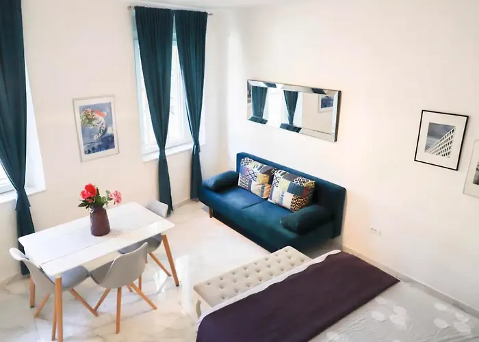 アパート Verano Steps From Kolovare *