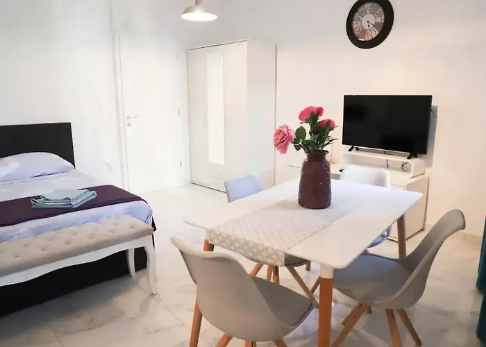 Verano Steps From Kolovare Апартаменти *