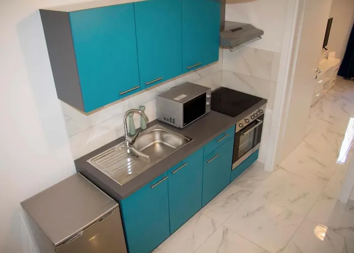 Verano Steps From Kolovare Apartman