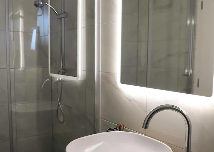 Verano Steps From Kolovare Апартаменти *